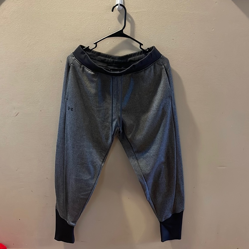 Loose medium Under Armour grey and black sweatpants